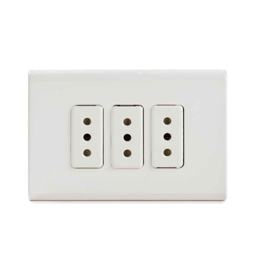 Toma Corriente Triple Embutido 2P+T 10A-250V, Color Blanco